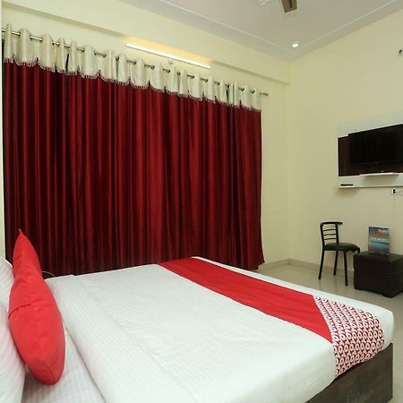 Oyo 16995 Sr Blessings Hotel Chinhat Buitenkant foto