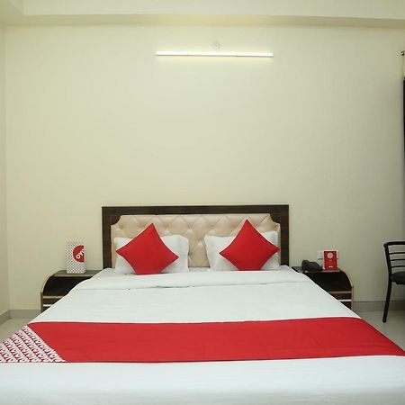 Oyo 16995 Sr Blessings Hotel Chinhat Buitenkant foto