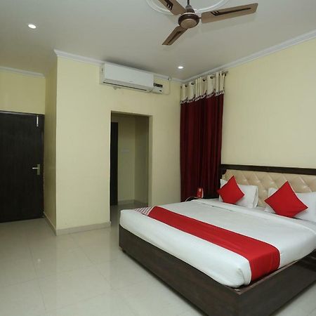 Oyo 16995 Sr Blessings Hotel Chinhat Buitenkant foto