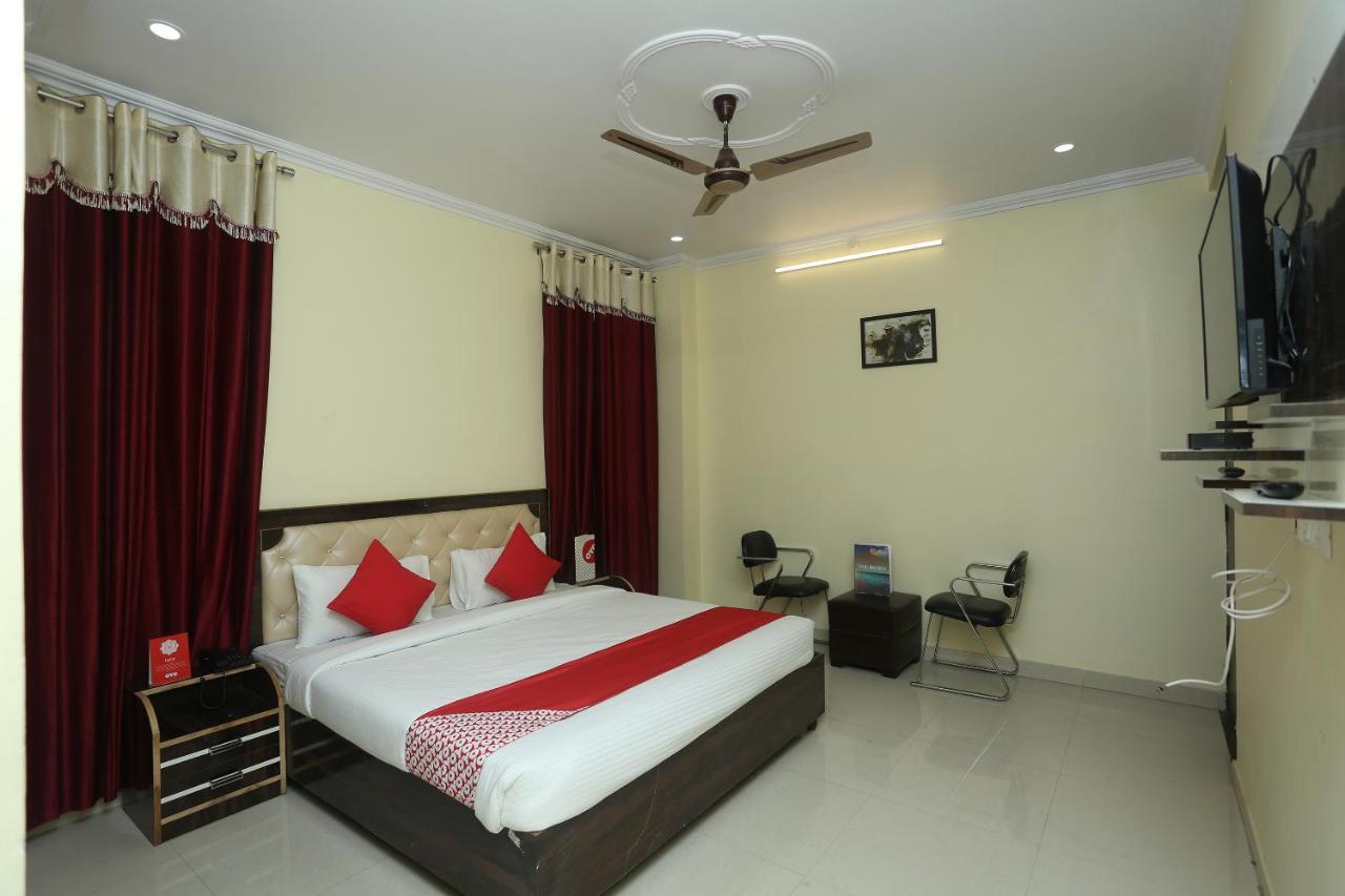 Oyo 16995 Sr Blessings Hotel Chinhat Buitenkant foto