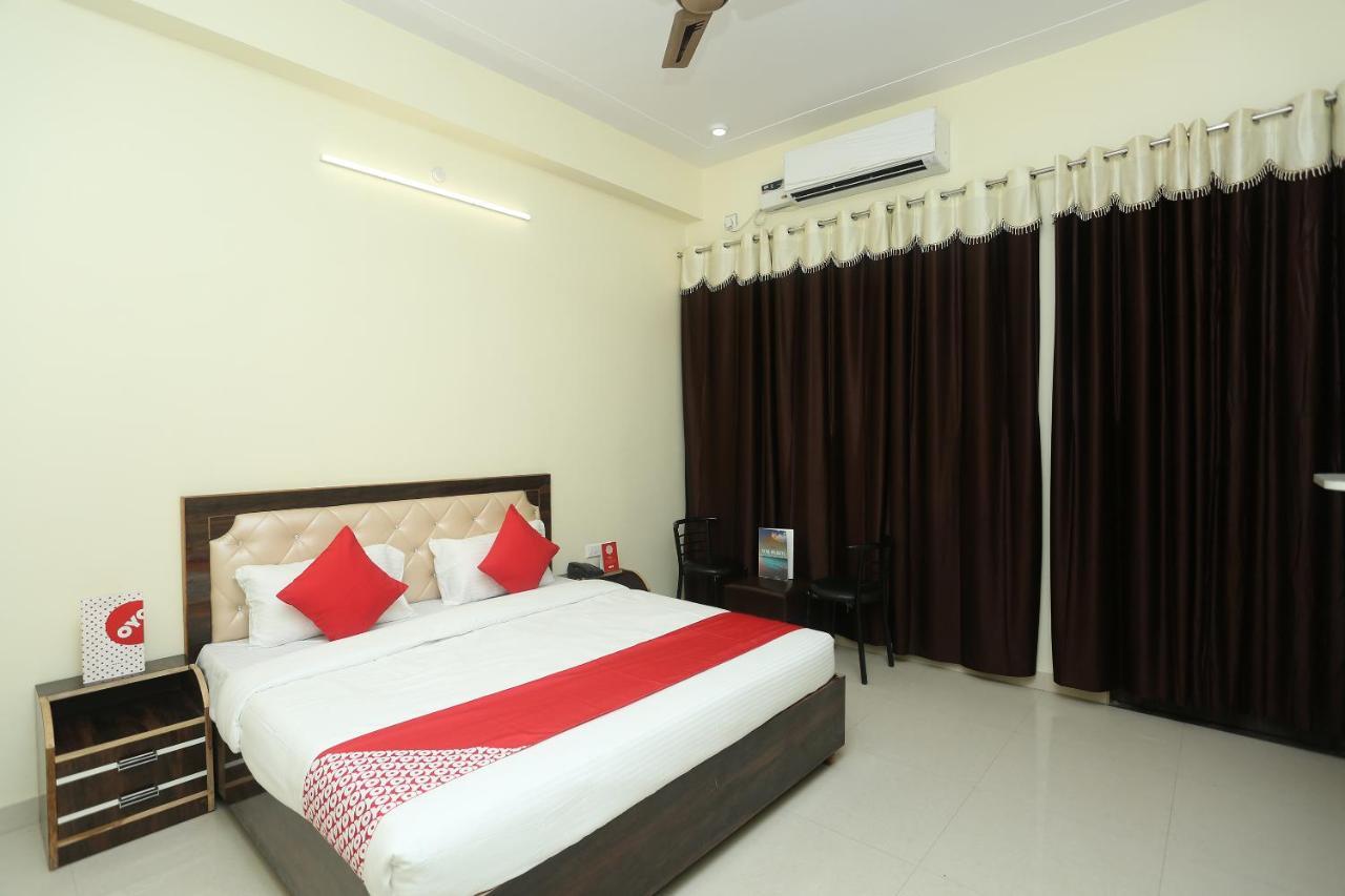 Oyo 16995 Sr Blessings Hotel Chinhat Buitenkant foto