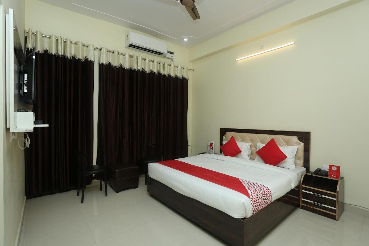 Oyo 16995 Sr Blessings Hotel Chinhat Buitenkant foto