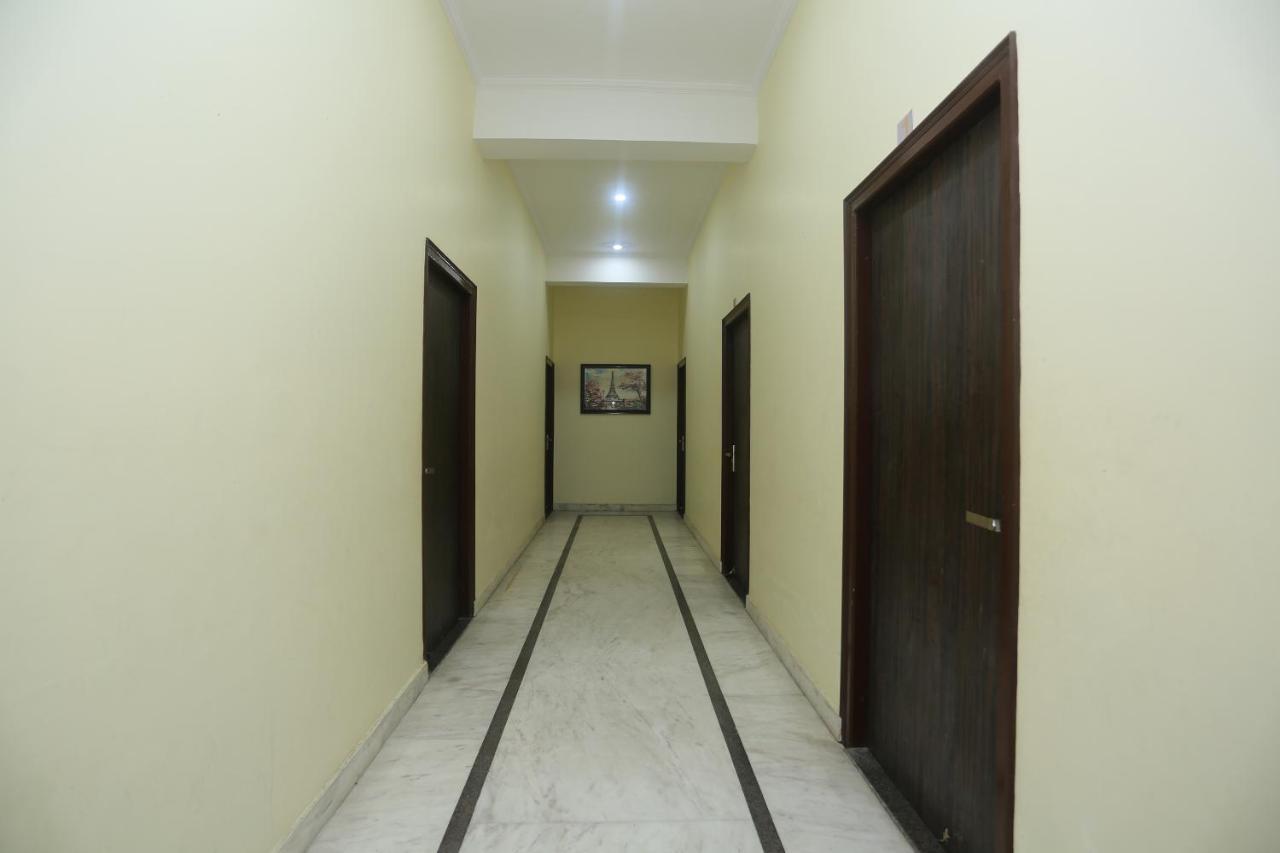 Oyo 16995 Sr Blessings Hotel Chinhat Buitenkant foto