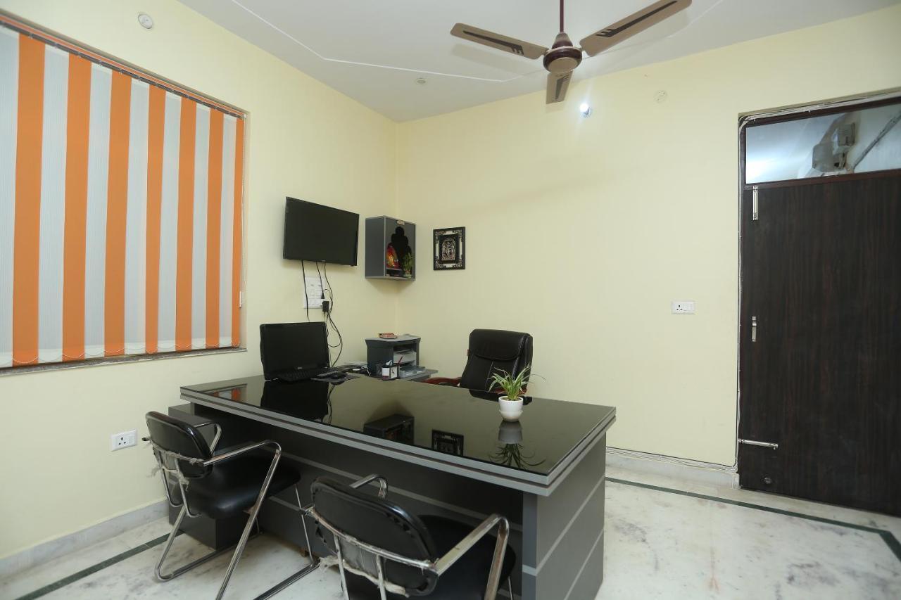 Oyo 16995 Sr Blessings Hotel Chinhat Buitenkant foto
