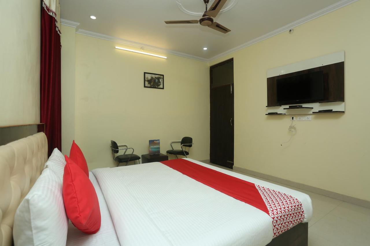 Oyo 16995 Sr Blessings Hotel Chinhat Buitenkant foto