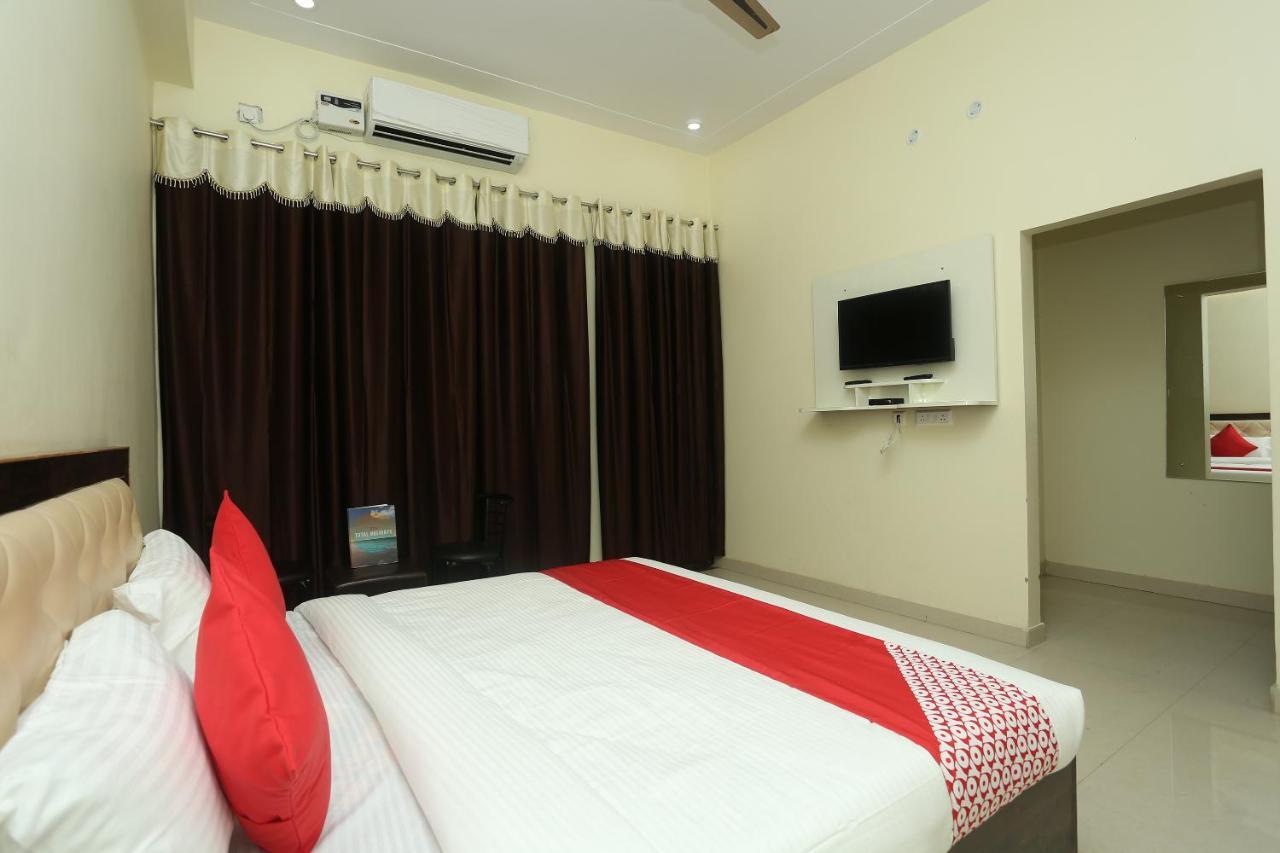 Oyo 16995 Sr Blessings Hotel Chinhat Buitenkant foto