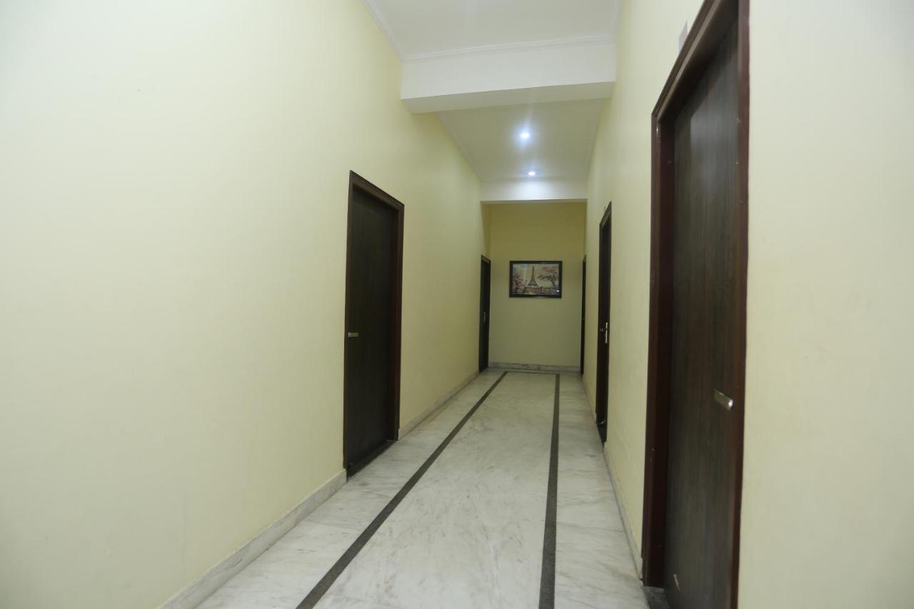 Oyo 16995 Sr Blessings Hotel Chinhat Buitenkant foto