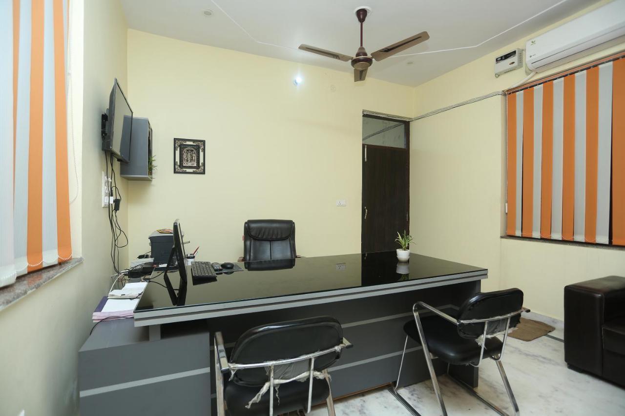 Oyo 16995 Sr Blessings Hotel Chinhat Buitenkant foto