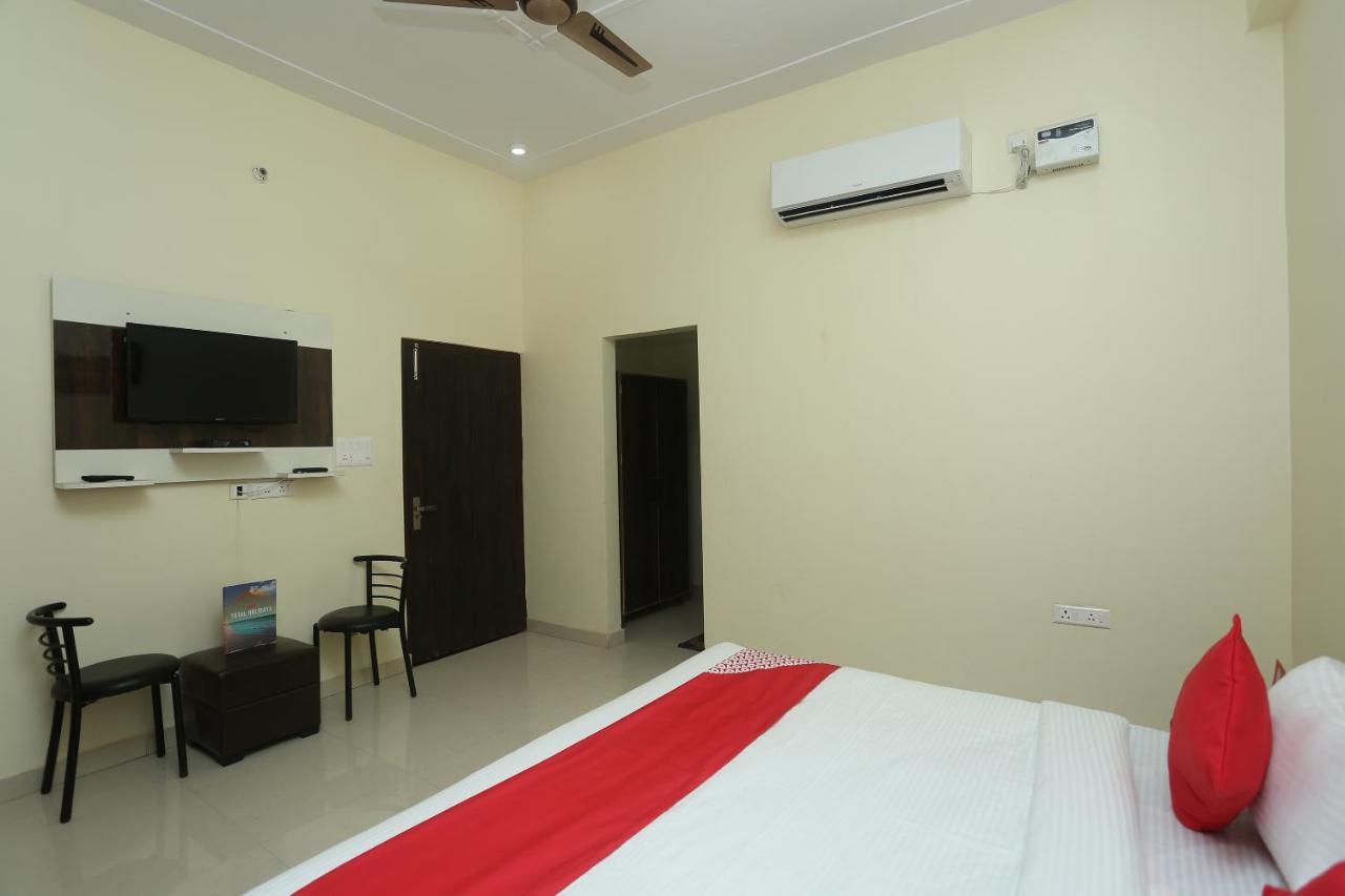 Oyo 16995 Sr Blessings Hotel Chinhat Buitenkant foto