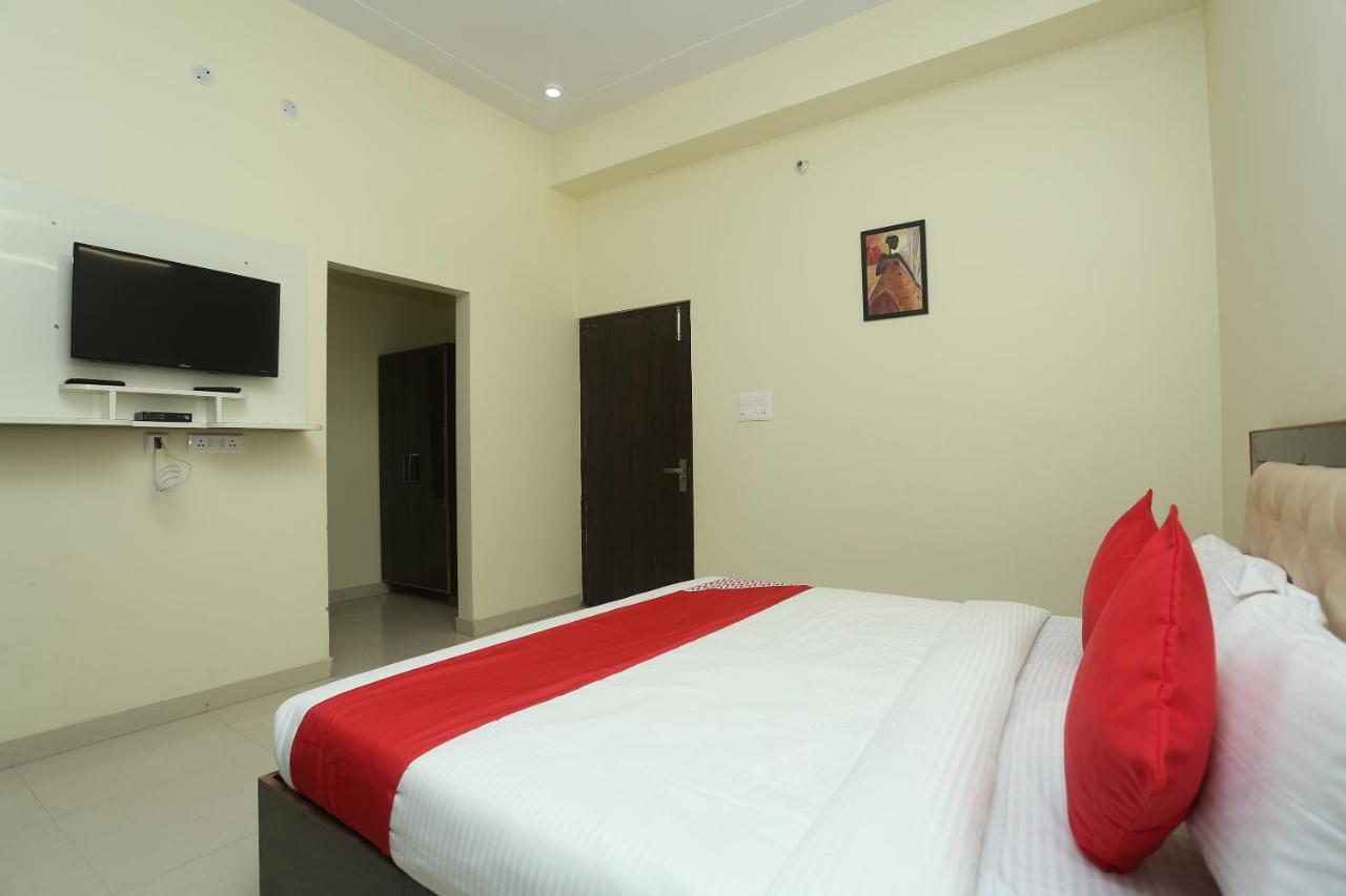 Oyo 16995 Sr Blessings Hotel Chinhat Buitenkant foto