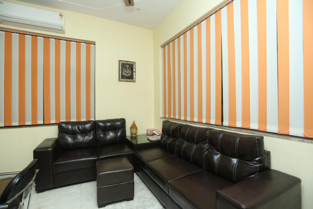 Oyo 16995 Sr Blessings Hotel Chinhat Buitenkant foto