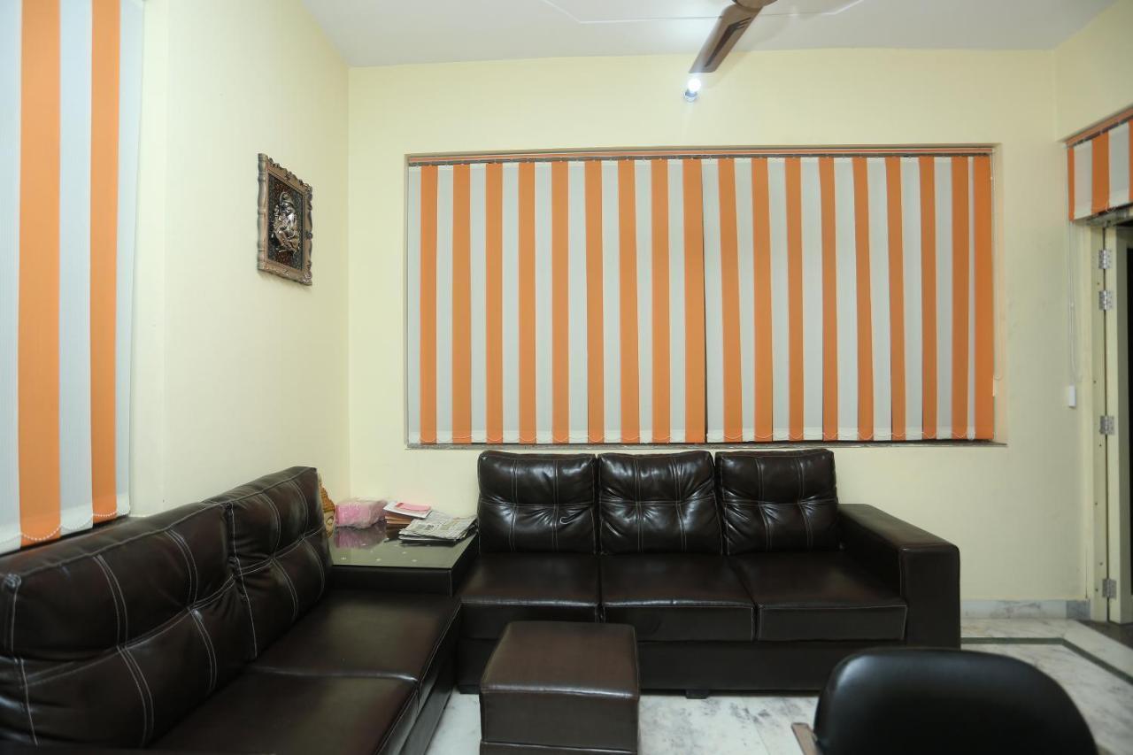 Oyo 16995 Sr Blessings Hotel Chinhat Buitenkant foto