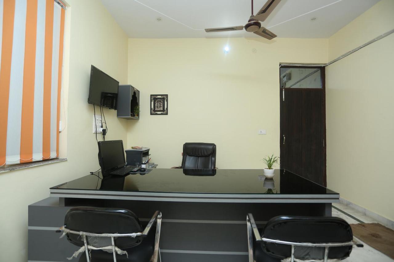 Oyo 16995 Sr Blessings Hotel Chinhat Buitenkant foto