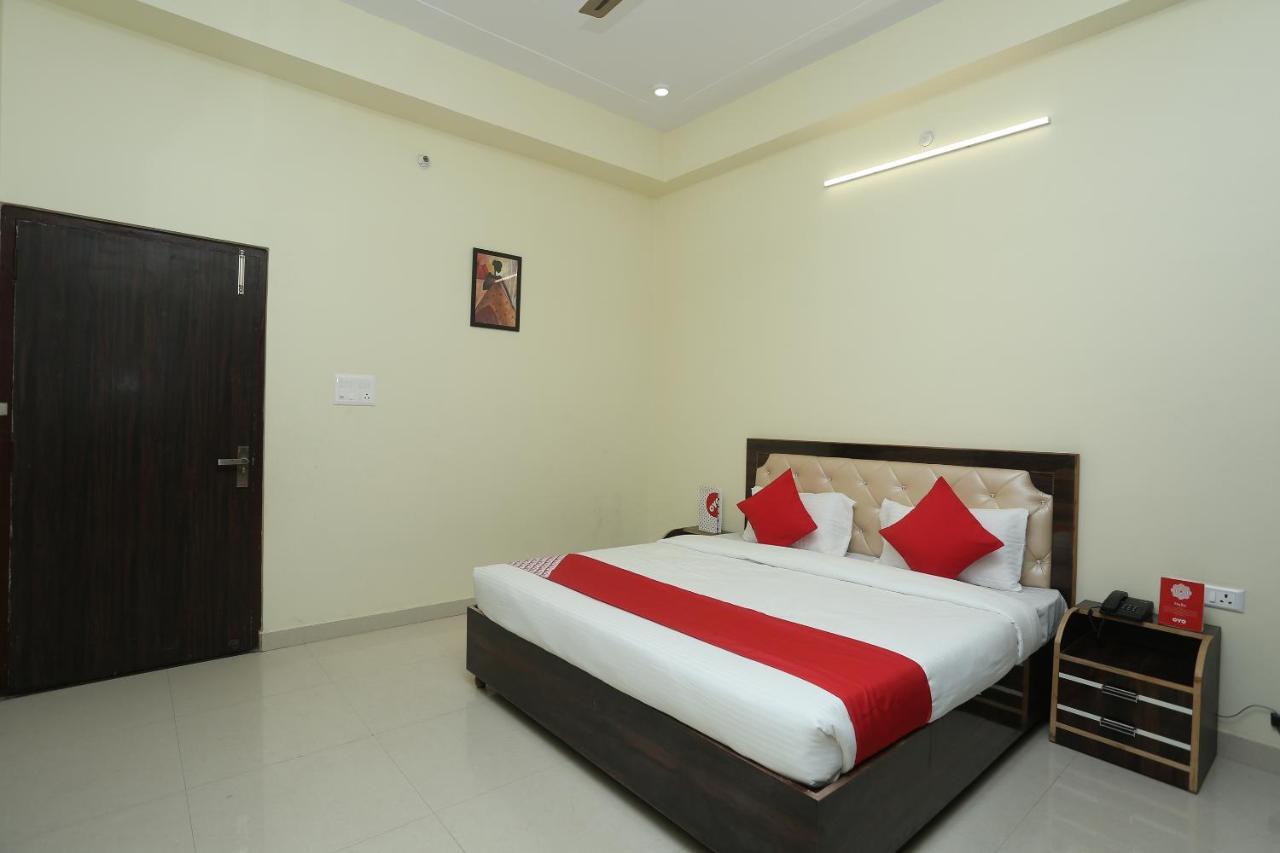Oyo 16995 Sr Blessings Hotel Chinhat Buitenkant foto