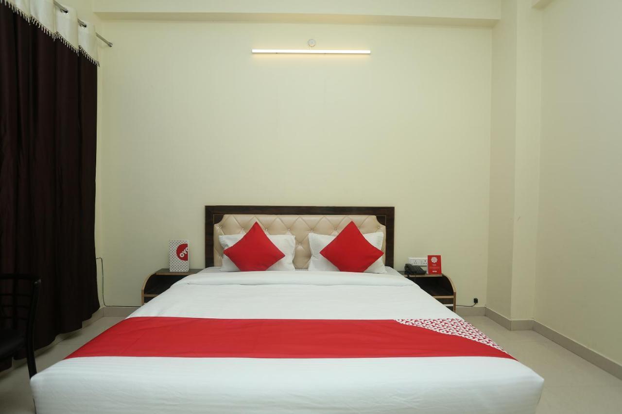 Oyo 16995 Sr Blessings Hotel Chinhat Buitenkant foto