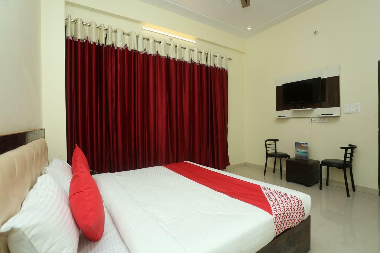 Oyo 16995 Sr Blessings Hotel Chinhat Buitenkant foto