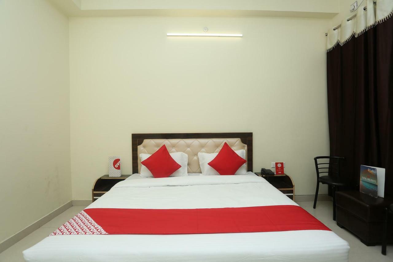 Oyo 16995 Sr Blessings Hotel Chinhat Buitenkant foto