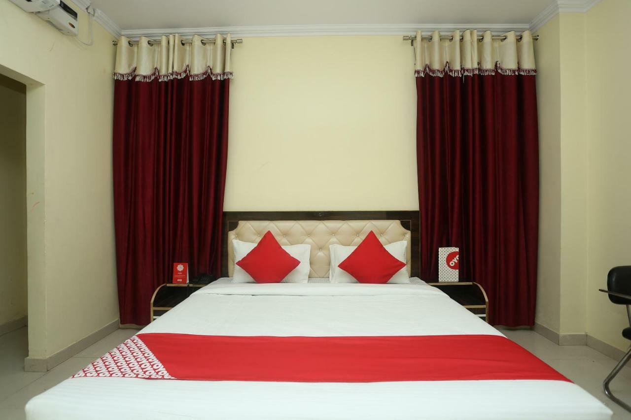 Oyo 16995 Sr Blessings Hotel Chinhat Buitenkant foto