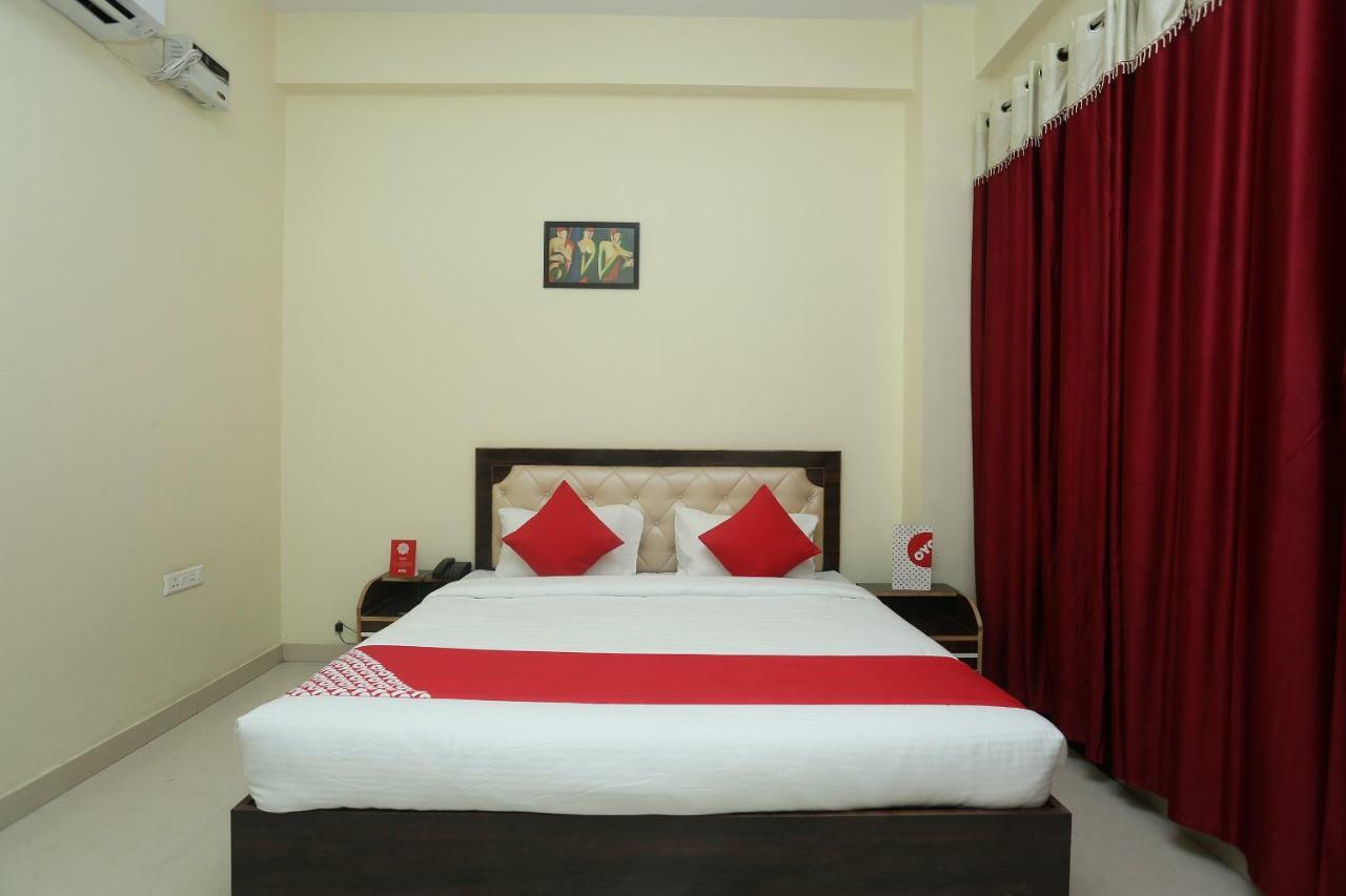 Oyo 16995 Sr Blessings Hotel Chinhat Buitenkant foto