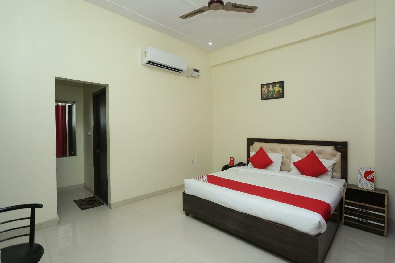Oyo 16995 Sr Blessings Hotel Chinhat Buitenkant foto