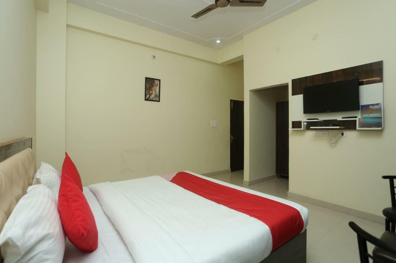 Oyo 16995 Sr Blessings Hotel Chinhat Buitenkant foto