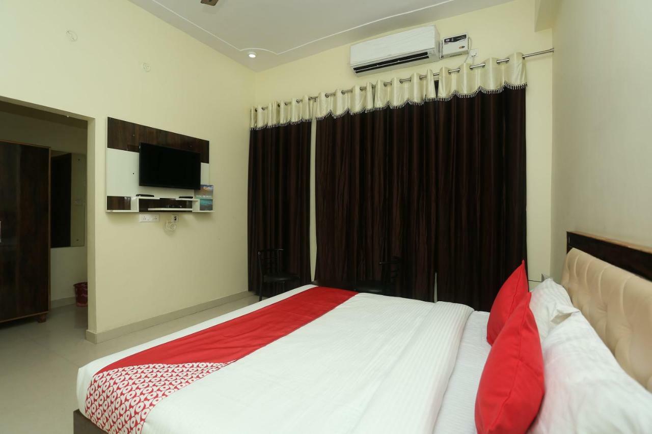 Oyo 16995 Sr Blessings Hotel Chinhat Buitenkant foto
