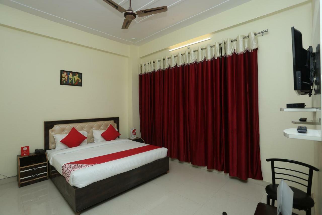 Oyo 16995 Sr Blessings Hotel Chinhat Buitenkant foto