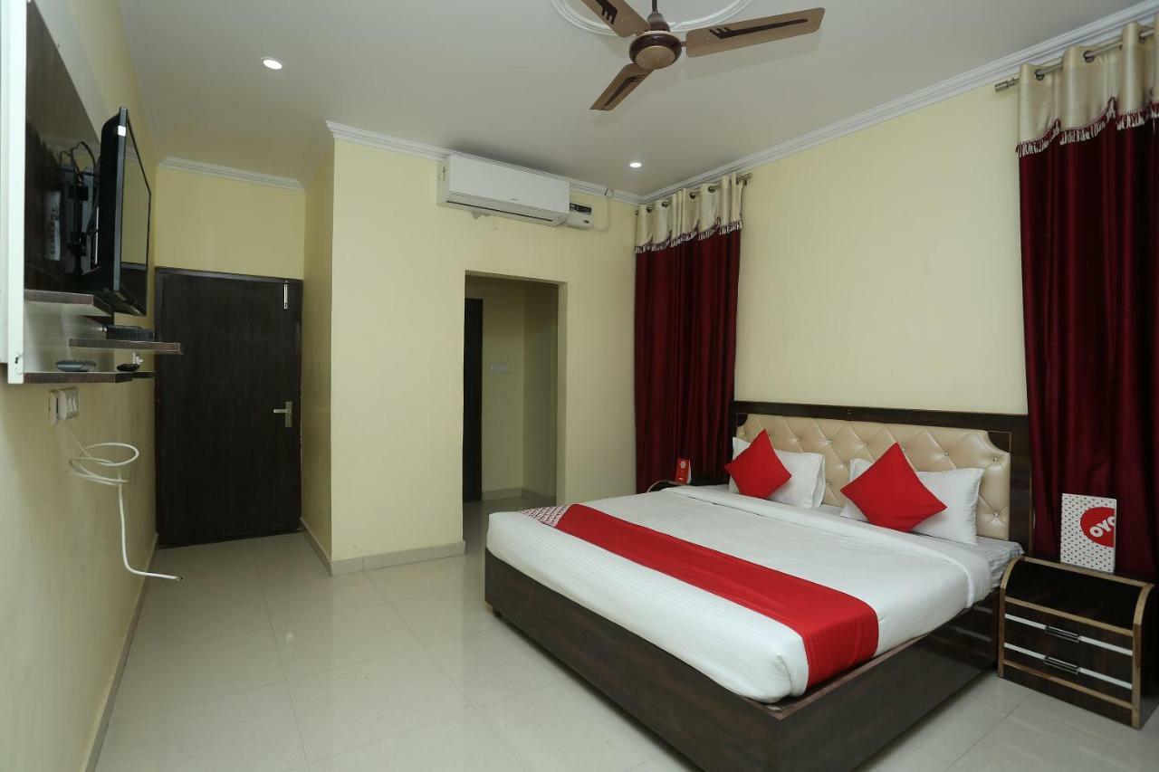 Oyo 16995 Sr Blessings Hotel Chinhat Buitenkant foto