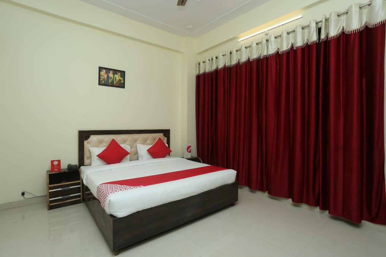 Oyo 16995 Sr Blessings Hotel Chinhat Buitenkant foto