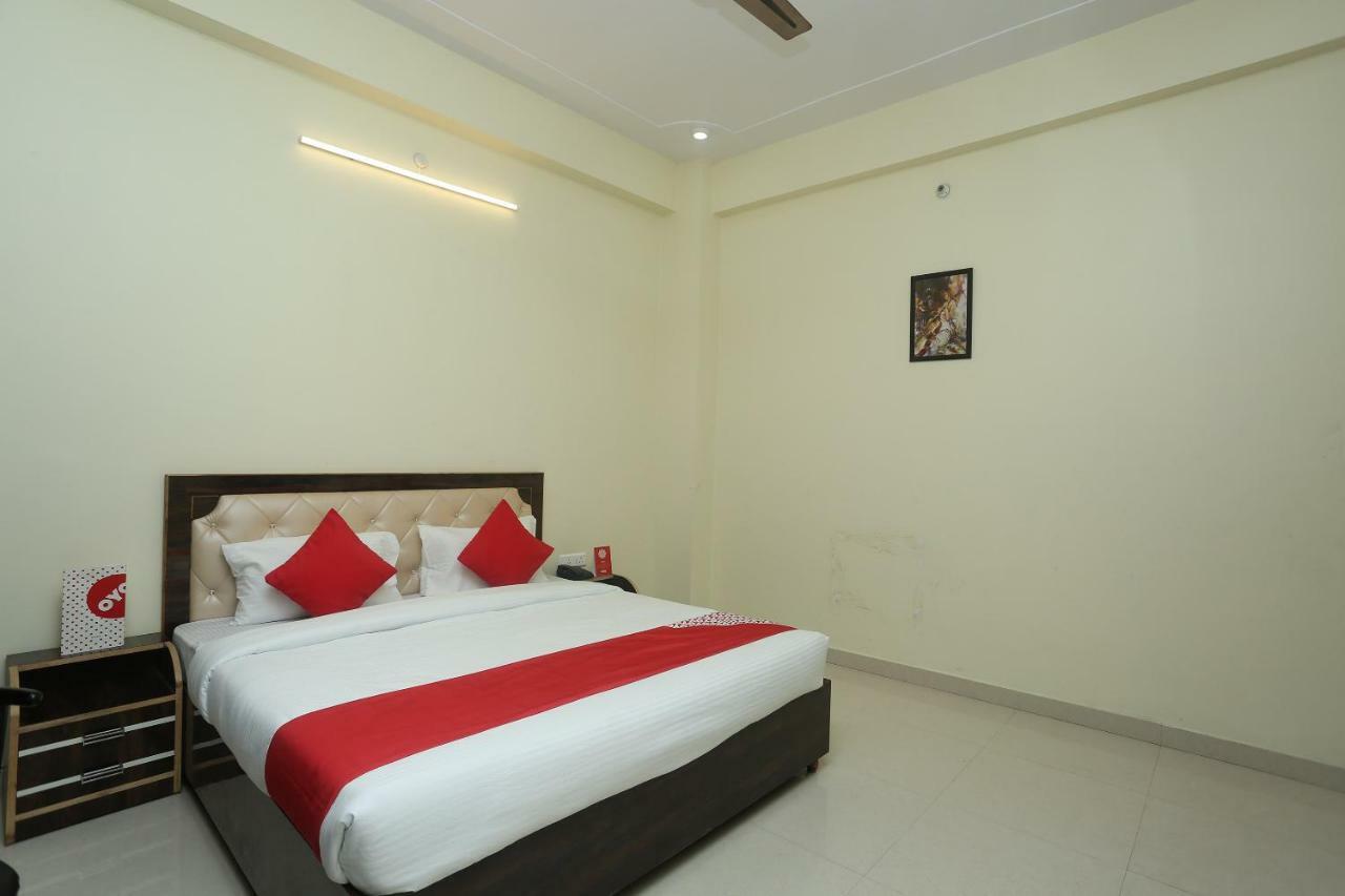 Oyo 16995 Sr Blessings Hotel Chinhat Buitenkant foto